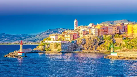 Bastia in Korsika mit Meer und Bergpanorama-placeholder