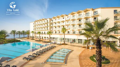 Hotel Vila Galé Santa Cruz mit Pool und Palme-placeholder