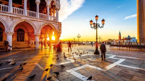 Markusplatz bei Sonnenuntergang-placeholder