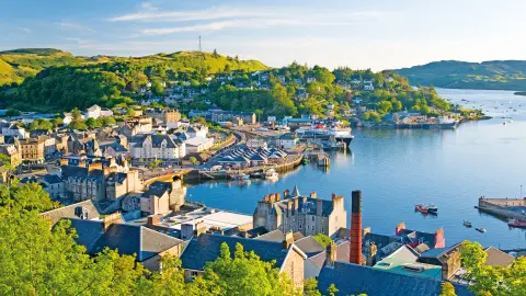 Blick auf den Fischerort Oban am Meer-placeholder