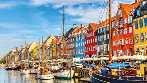 Bunte Häuserfassade und angelegte Boote in Kopenhagen-placeholder
