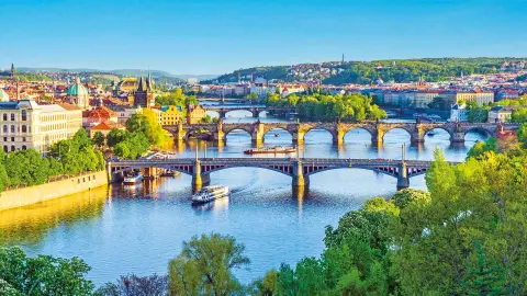 Die Karlsbrücke über der Moldau in Prag-placeholder